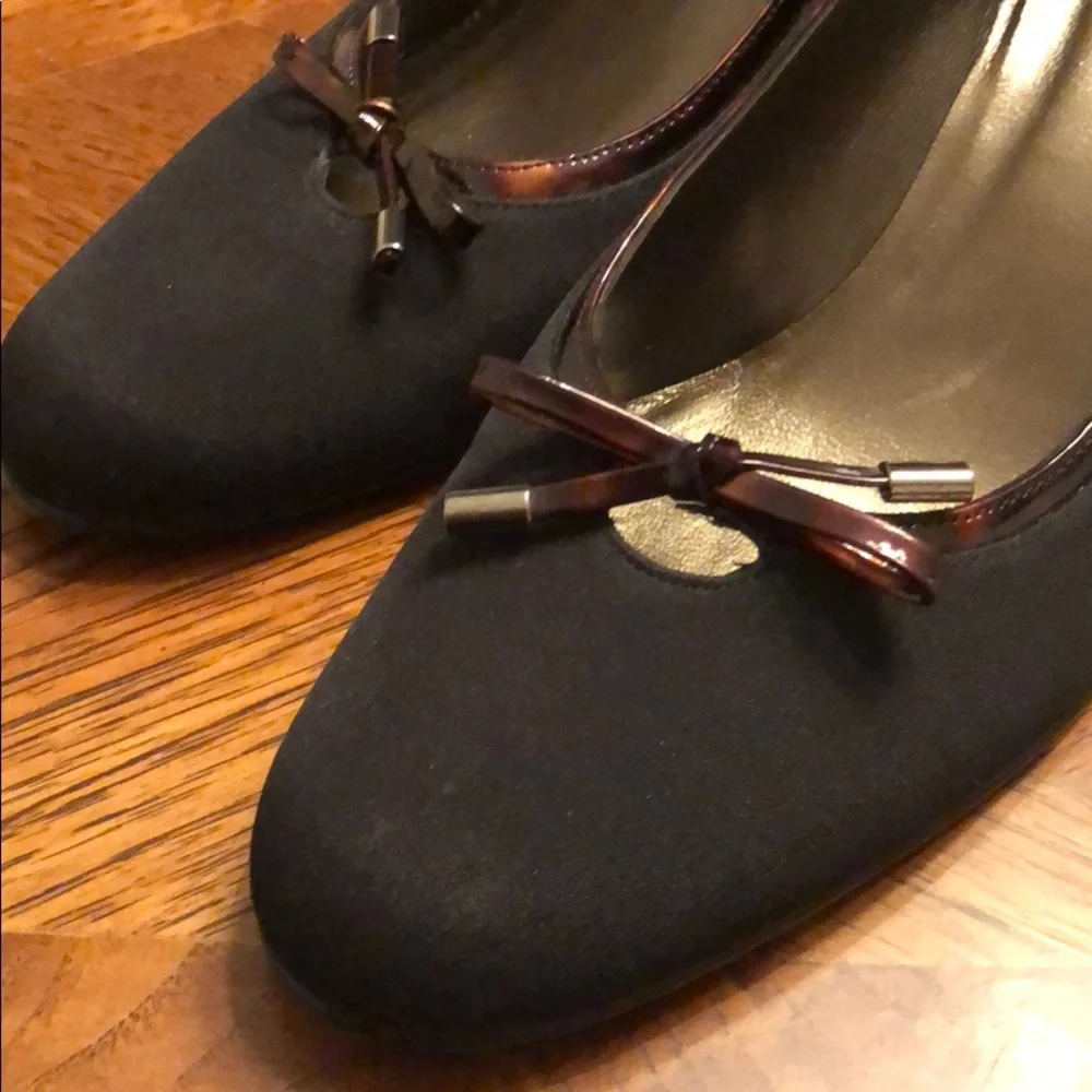 Stuart Weitzman Microfiber Kitten Heel Pumps 7.5 - Picture 4 of 10